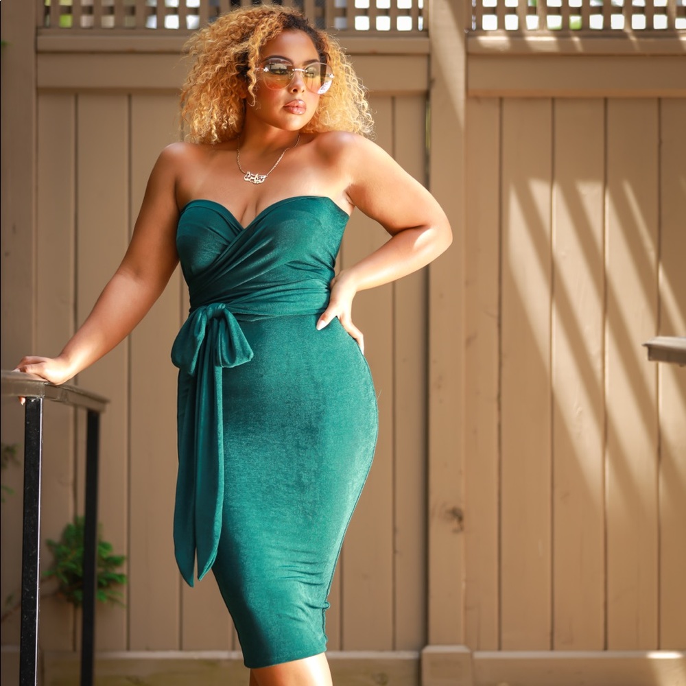 Deep green dress with tie. Can tie it several different ways